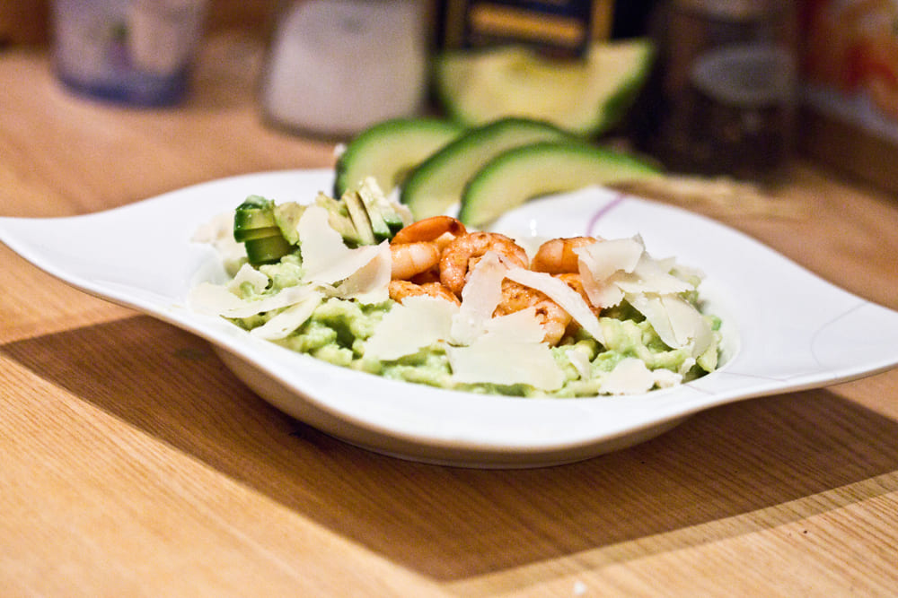 Avocadopesto mit Garnelen