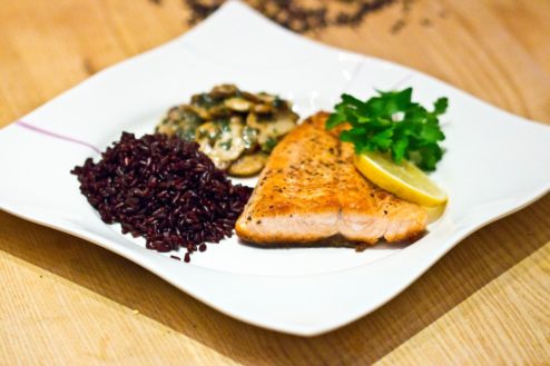 Lachs mit Champignonsauce und schwarzem Reis