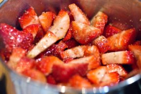 Die Erbeeren etwas köcheln lassen