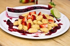 Süße Gnocchi mit Beerenragout