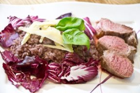 Rotweinrisotto mit Lammfilets