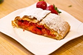 Erdbeer Rhabarber Strudel