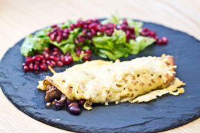 Pikante Palatschinken mit Granatapfelsalat