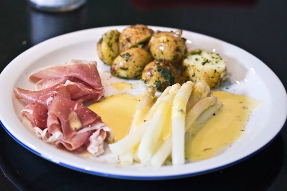 Spargel mit Hollandaise