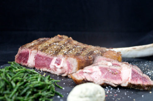 Tomahawk Steak mit Meeresspargel